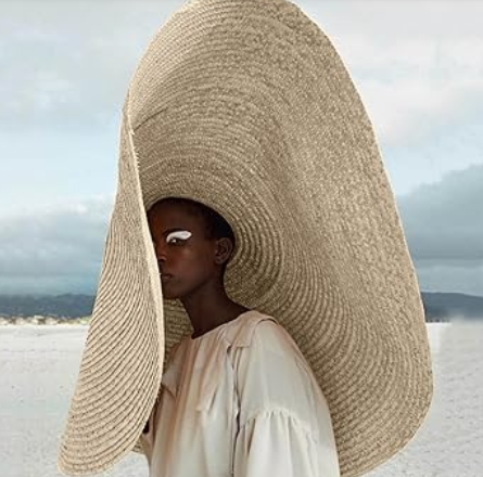 chapeau-géant- Les incontournables de la mode